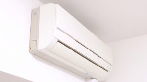 エアコンの据付板（背板）とは？役割・取り付け方法・工事費用の目安を徹底解説