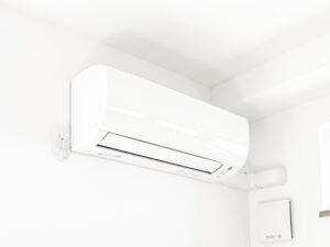 【2026年最新版】エアコンの水漏れ原因と対処法｜修理費用の相場・業者に依頼すべき症状も徹底解説