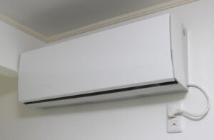寝室のエアコンはどの位置に付けるのが正解？快適な睡眠を実現するベッドとの最適配置を解説