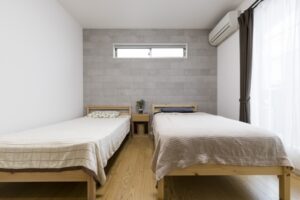 エアコンをつけて寝ると体に悪い？だるさの原因と朝まで快適に熟睡する設定の正解