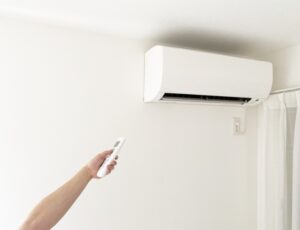 エアコンが冷えすぎるときの対策｜寒いと感じる原因と快適に過ごすための調整方法