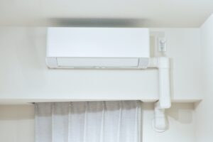 夏のエアコンは夜何度に設定？快適に眠るための温度設定と電気代を抑えるコツを徹底解説