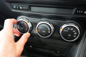 夏の車内熱中症を防ぐ！暑さから身を守るための対策と注意点