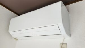 夏にエアコンをつけると喉が痛い？原因と対策を徹底解説｜冷房による乾燥・カビにも注意