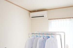 部屋干しをエアコンで早く乾かす方法｜冷房・除湿の使い分けと乾きやすい干し方