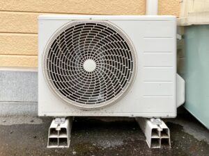 室外機の音がうるさい原因は？異音の種類別に対処法と修理・買い替えの目安を解説