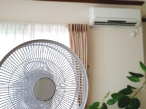 【2026年最新】エアコンと扇風機の電気代はどっちが安い？賢く併用して光熱費を極限まで下げる方法＆買い替え時の賢い処分術