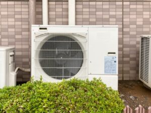 エアコンの室外機が壁に近いとうるさい？異音の原因と騒音を抑える対策を解説！