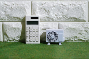 エアコン処分は電気屋さんとエアコン無料回収アトムどっち？費用・手間・取り外しを徹底比較