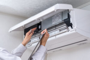 エアコンが2階だけ水漏れする原因とは？1階との違いを分かりやすく徹底解説