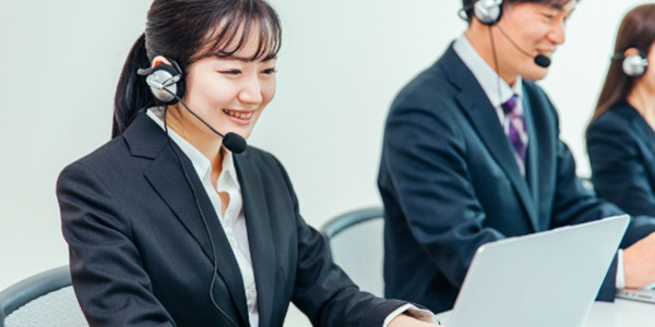 受付をするオペレーター