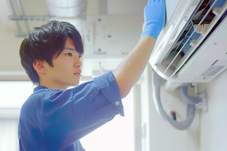 エアコンを回収するスタッフ