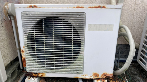 古くサビた室外機