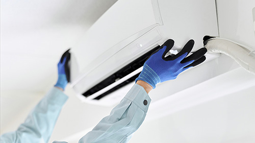 エアコンを取り外す作業風景