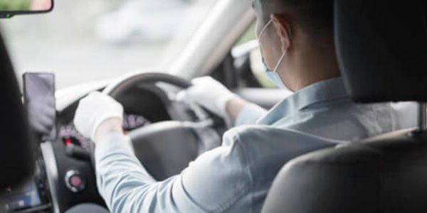 運転する作業員